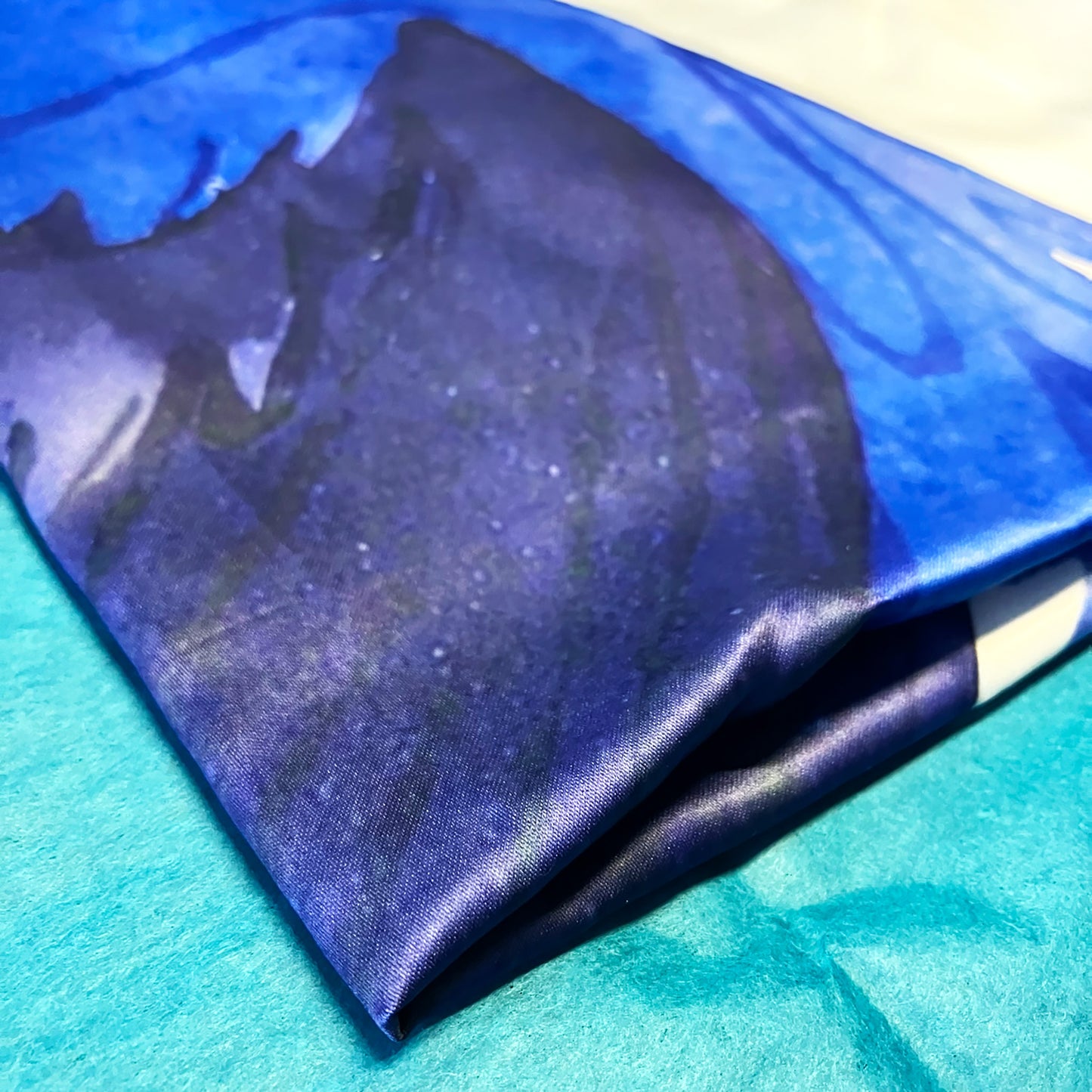 ᎪᎦ (Koga) - Foulard Carré 66cm | Signe du Corbeau (23 Septembre - 22 Octobre) | Astrologie Amérindienne | AKÅSA Biarritz