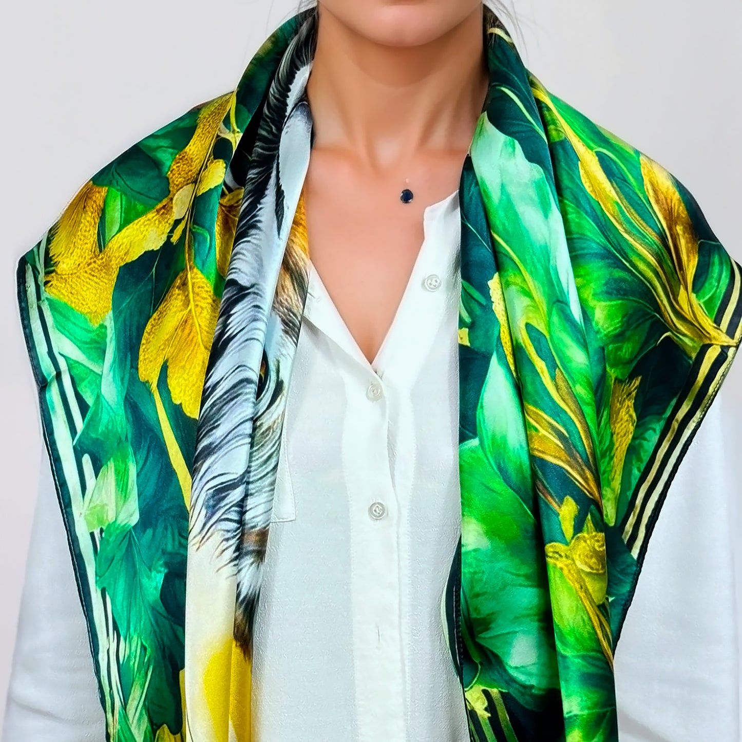 100% Silk Square - Maison AKÅSA Biarritz - ᏩᏯ - Waya (The Wolf)