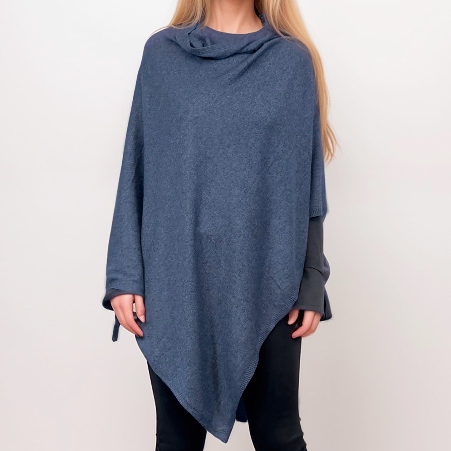 100 % Kaschmir-Poncho – Authentischer Kaschmir-Luxus | Tiefes Blau | Hergestellt in Indien | AKÅSA Biarritz