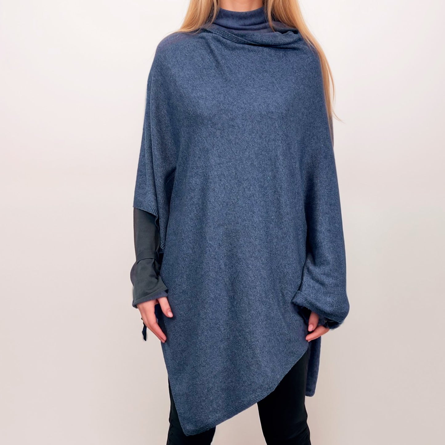 100 % Kaschmir-Poncho – Authentischer Kaschmir-Luxus | Tiefes Blau | Hergestellt in Indien | AKÅSA Biarritz