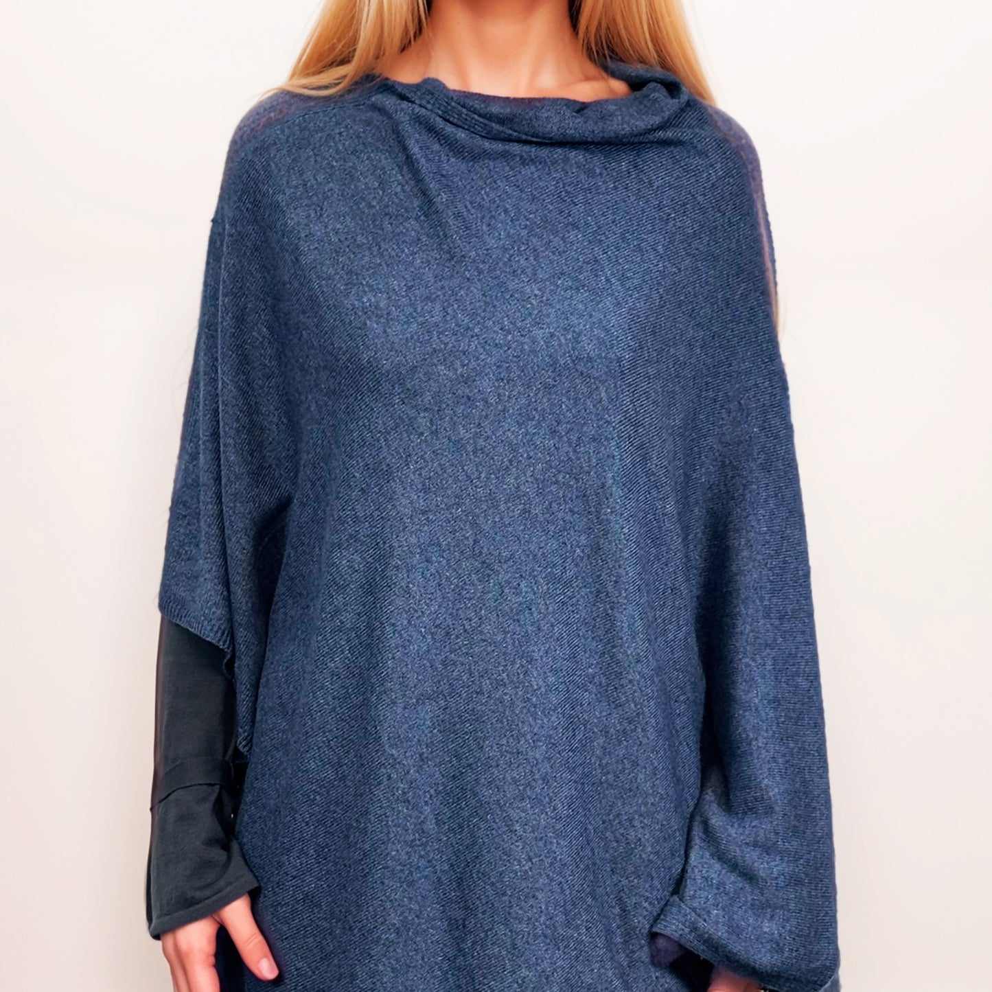 100 % Kaschmir-Poncho – Authentischer Kaschmir-Luxus | Tiefes Blau | Hergestellt in Indien | AKÅSA Biarritz