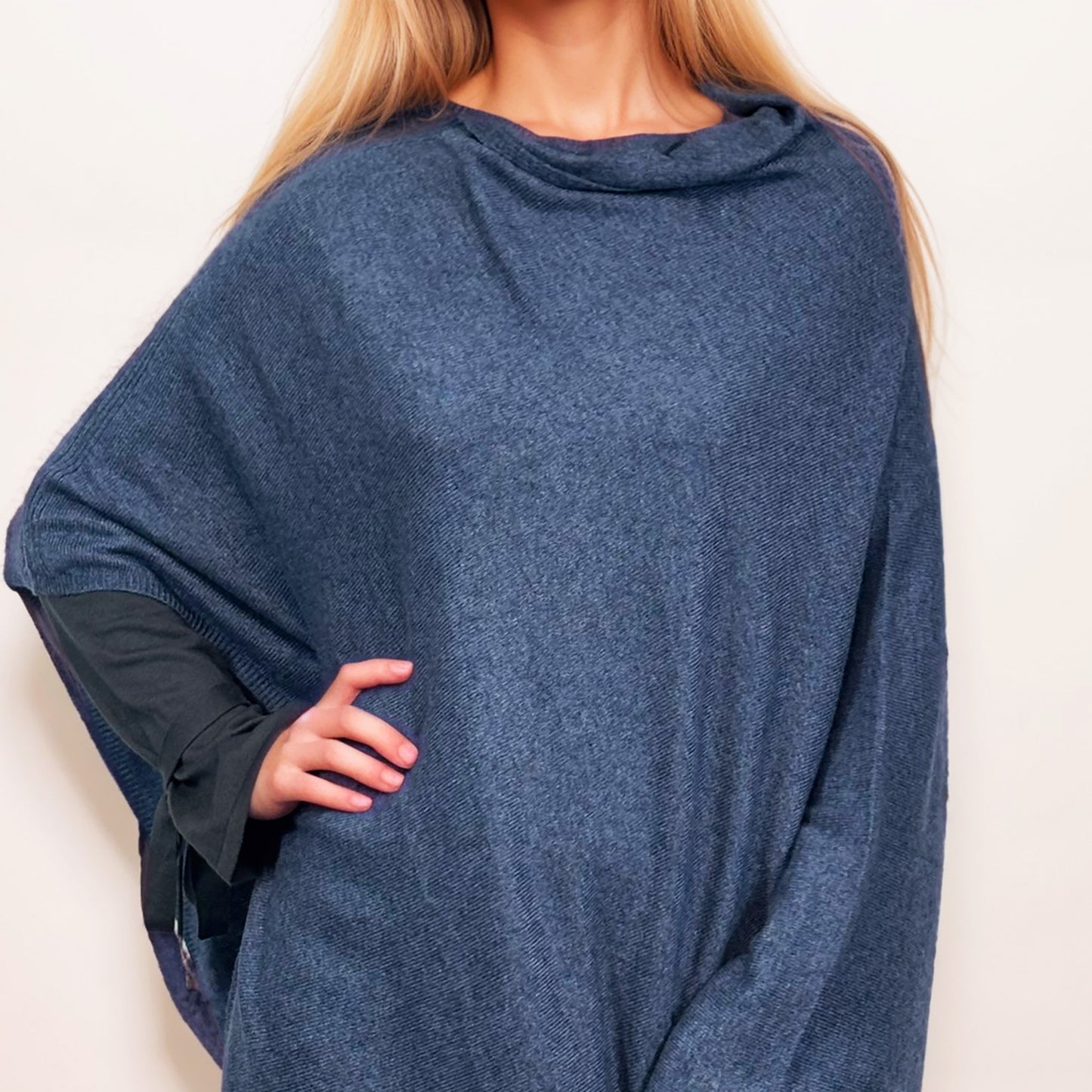 100 % Kaschmir-Poncho – Authentischer Kaschmir-Luxus | Tiefes Blau | Hergestellt in Indien | AKÅSA Biarritz