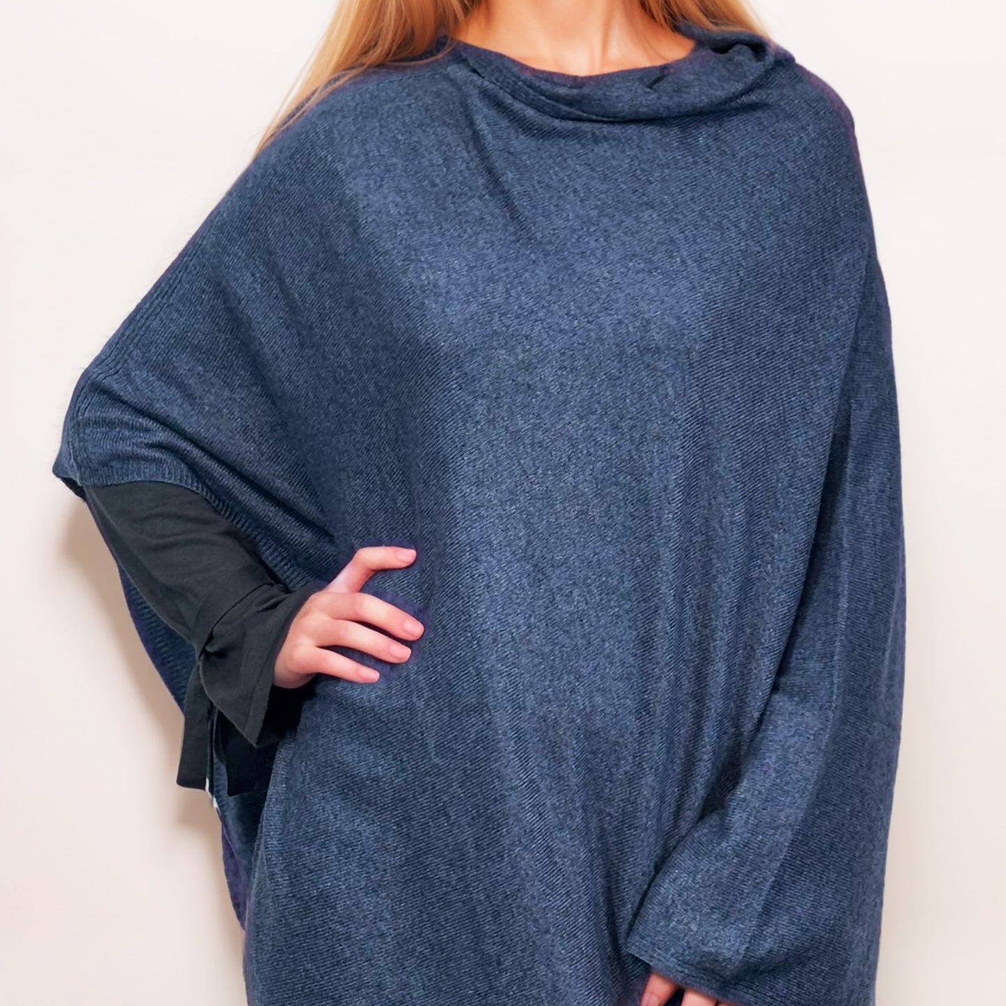 100 % Kaschmir-Poncho – Authentischer Kaschmir-Luxus | Tiefes Blau | Hergestellt in Indien | AKÅSA Biarritz