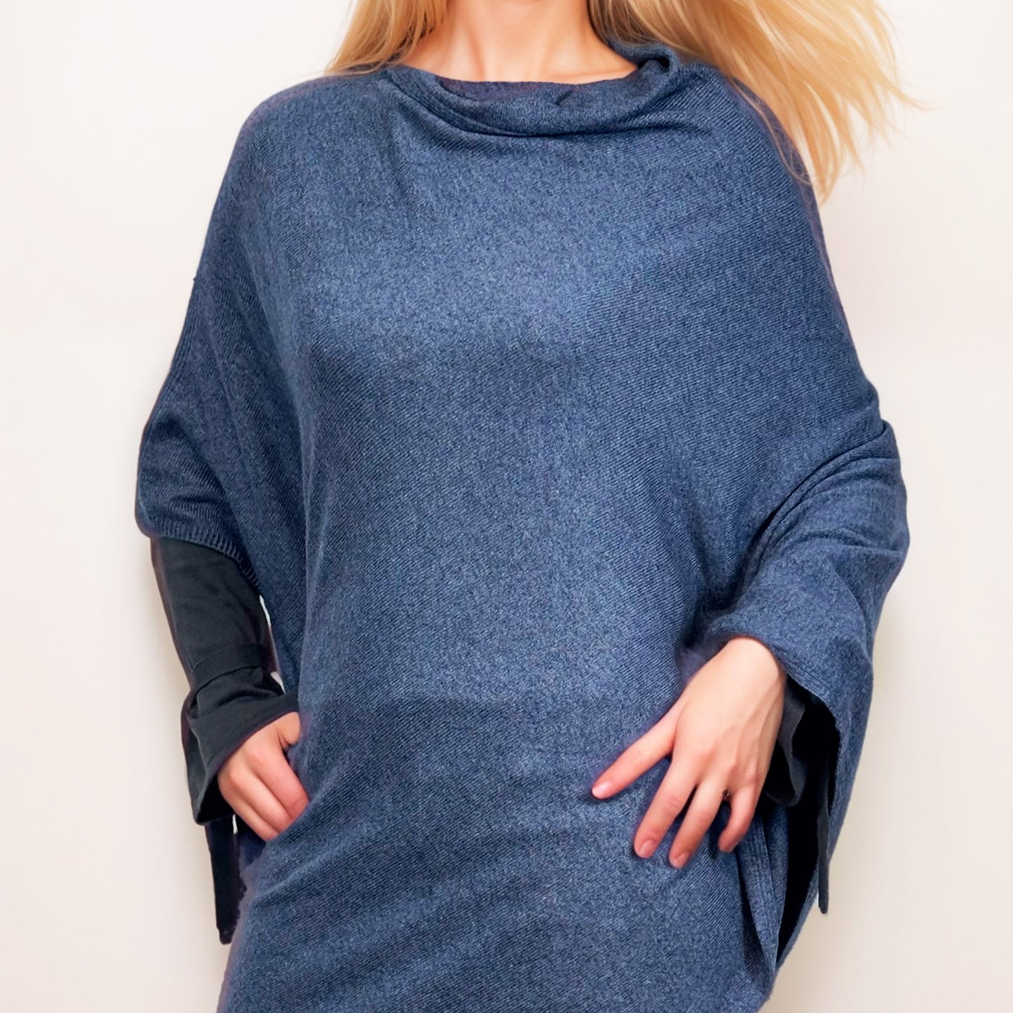 100 % Kaschmir-Poncho – Authentischer Kaschmir-Luxus | Tiefes Blau | Hergestellt in Indien | AKÅSA Biarritz