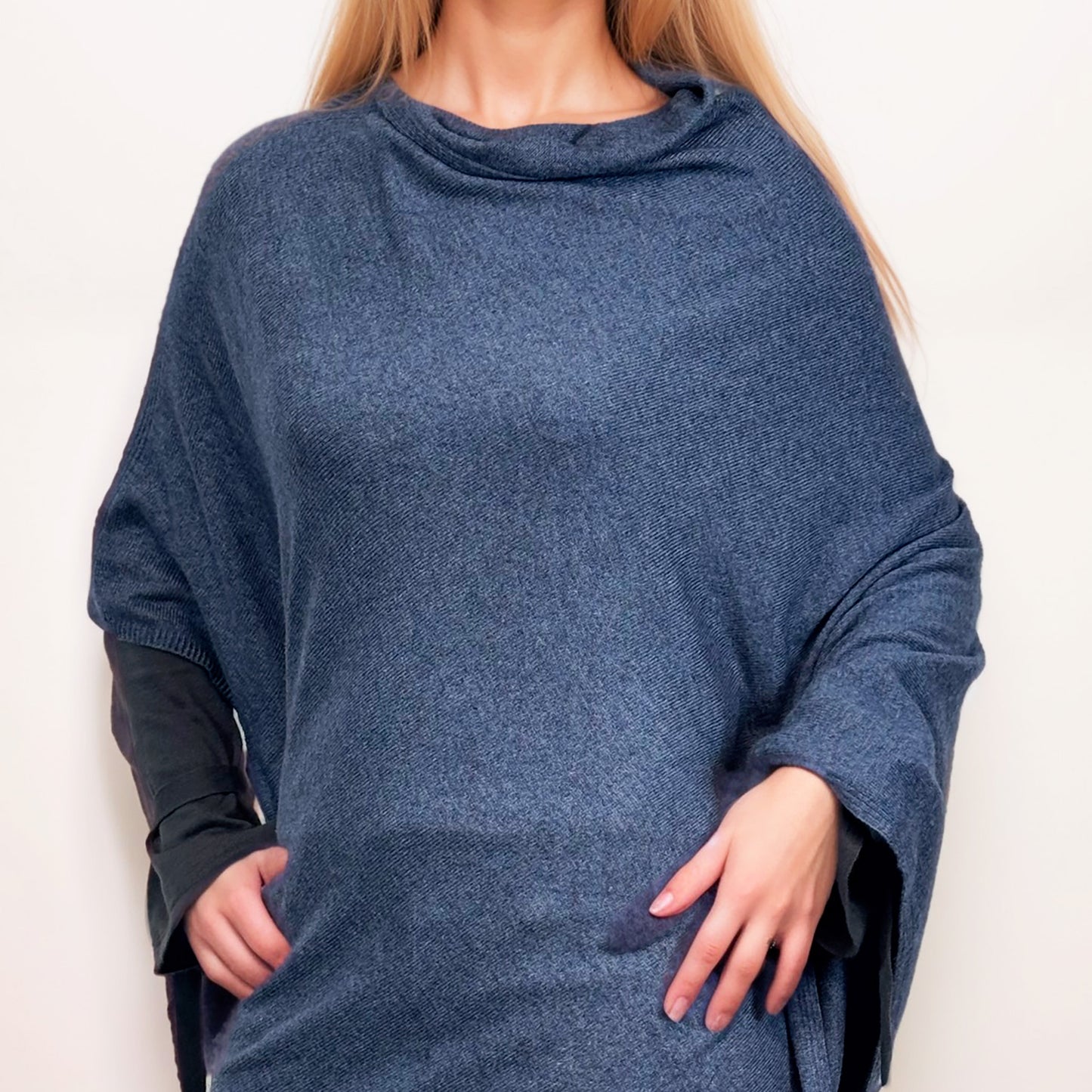 100 % Kaschmir-Poncho – Authentischer Kaschmir-Luxus | Tiefes Blau | Hergestellt in Indien | AKÅSA Biarritz