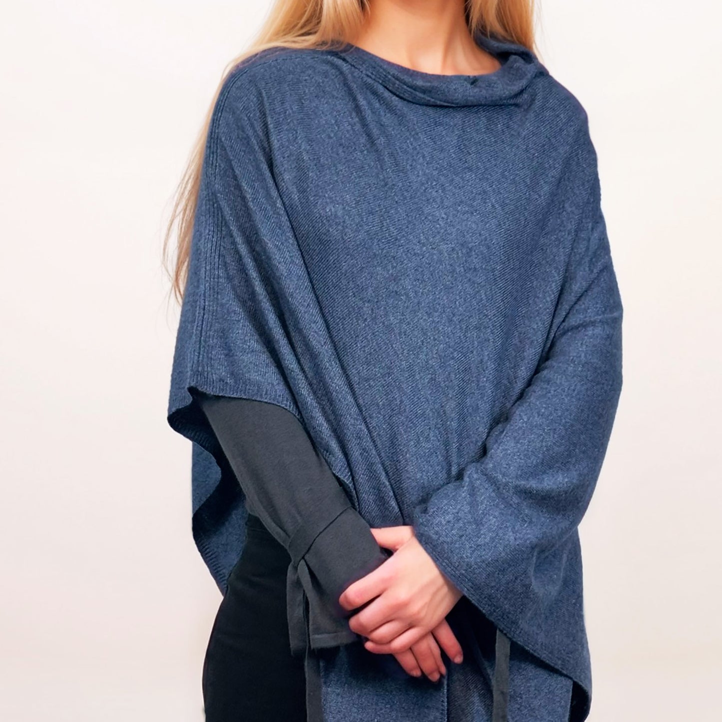 100 % Kaschmir-Poncho – Authentischer Kaschmir-Luxus | Tiefes Blau | Hergestellt in Indien | AKÅSA Biarritz