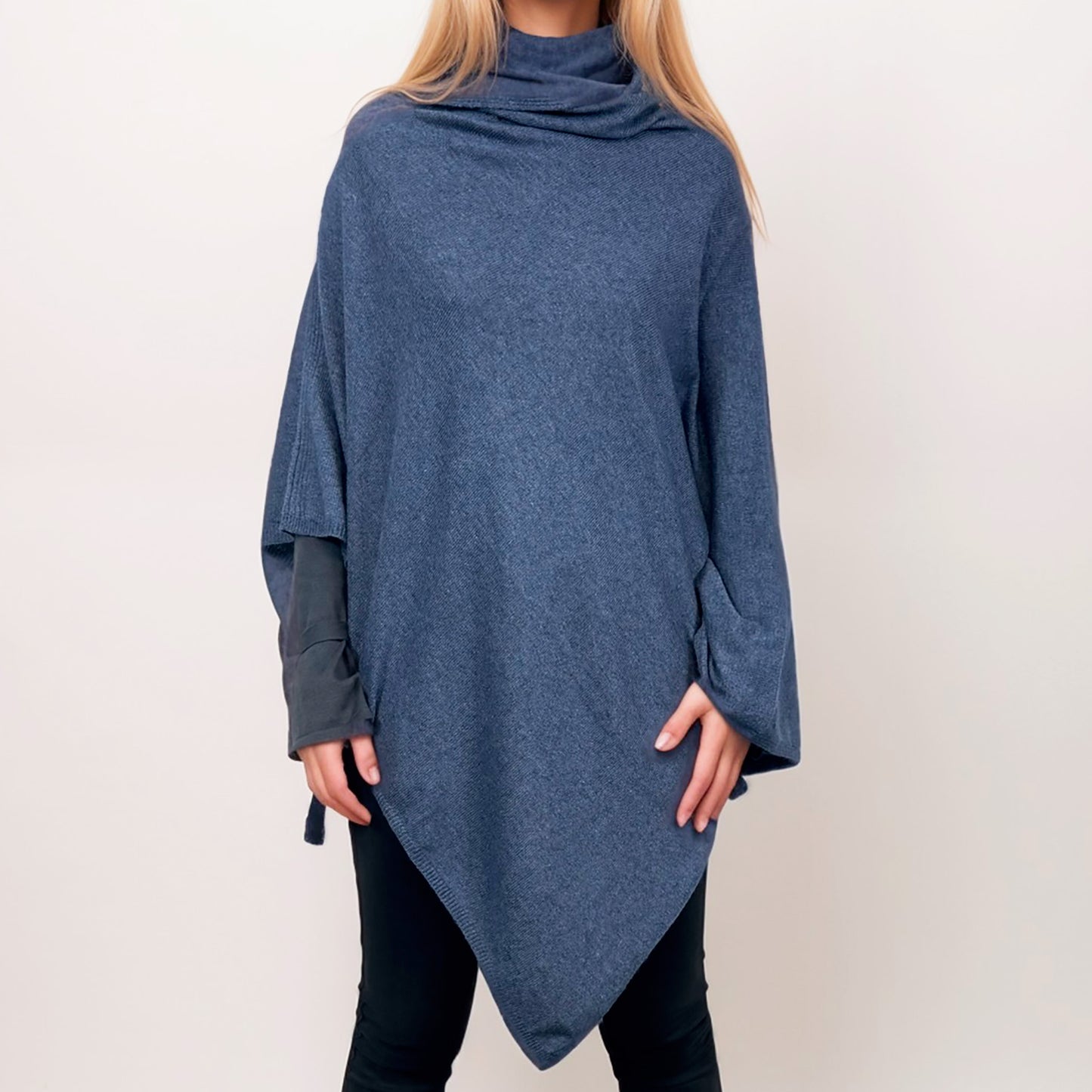 100 % Kaschmir-Poncho – Authentischer Kaschmir-Luxus | Tiefes Blau | Hergestellt in Indien | AKÅSA Biarritz