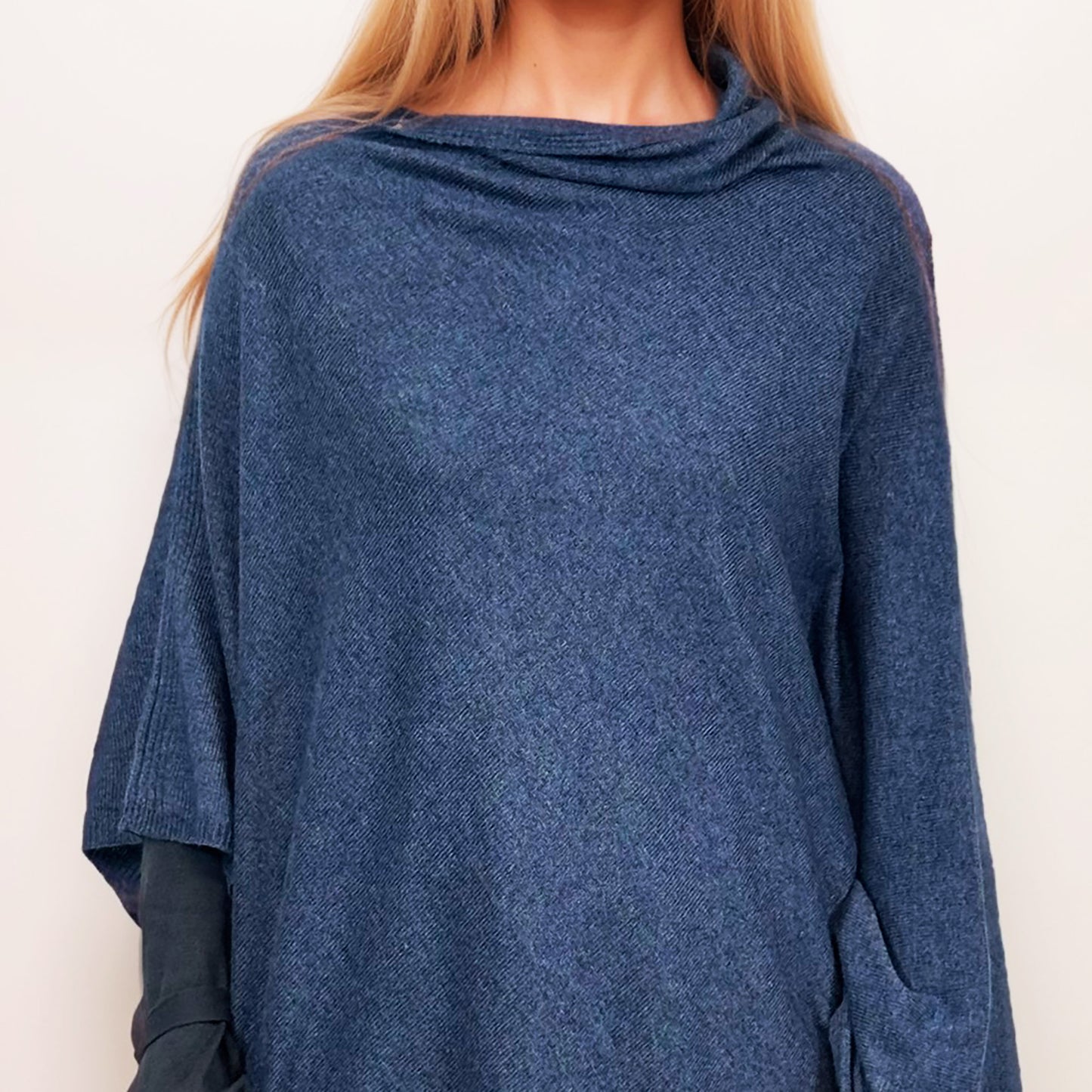 100 % Kaschmir-Poncho – Authentischer Kaschmir-Luxus | Tiefes Blau | Hergestellt in Indien | AKÅSA Biarritz