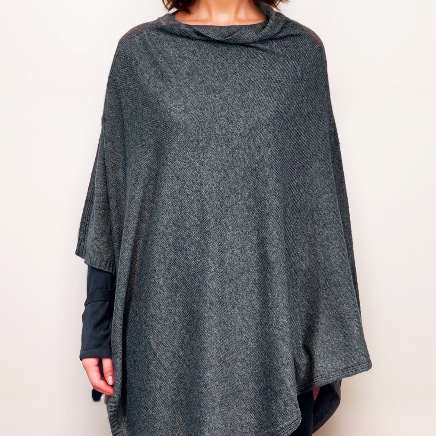 Poncho 100% Cachemire - Kashmir Luxe Authentique | Gris Élégant | Fabriqué en Inde | AKÅSA Biarritz