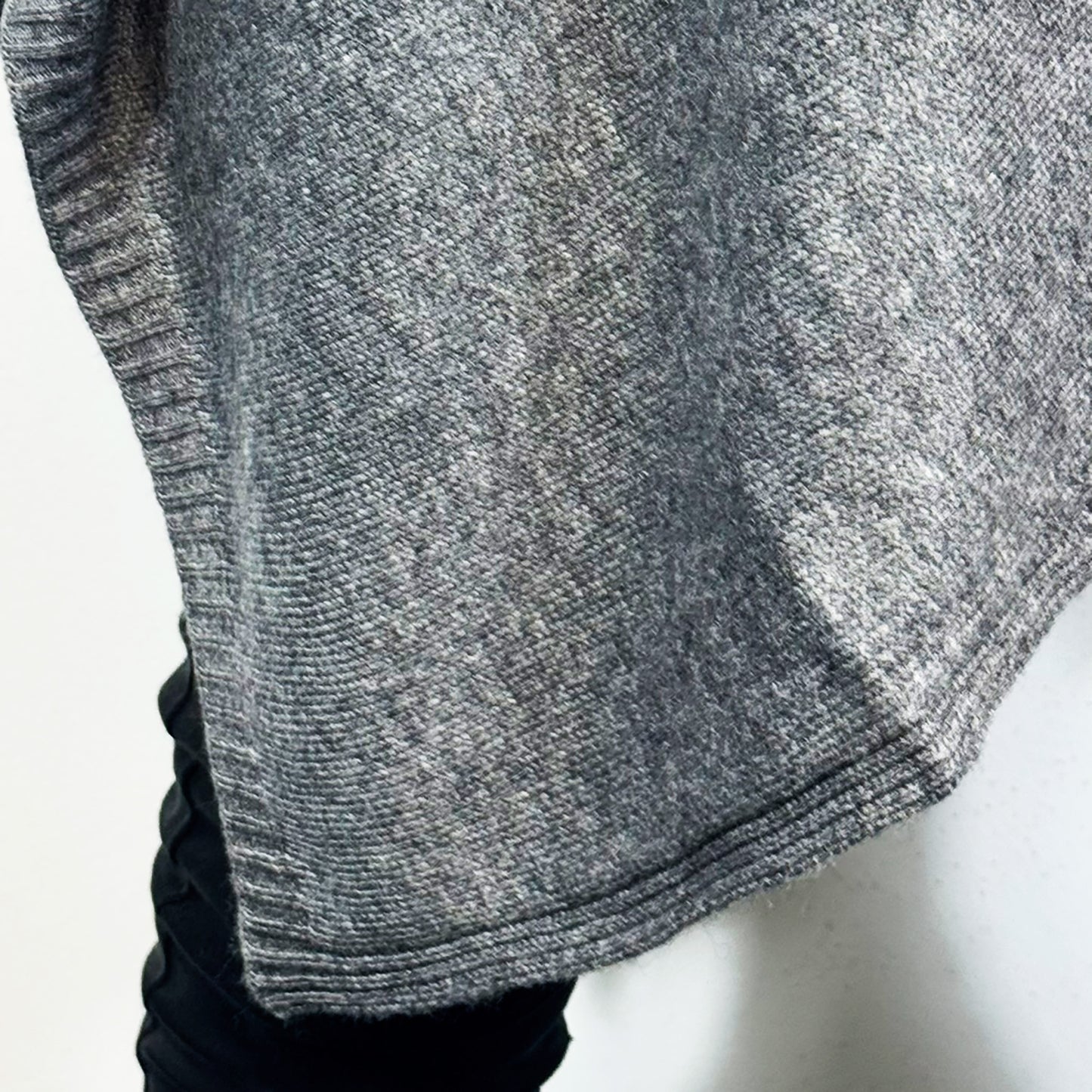 Poncho 100% Cachemire - Kashmir Luxe Authentique | Gris Élégant | Fabriqué en Inde | AKÅSA Biarritz