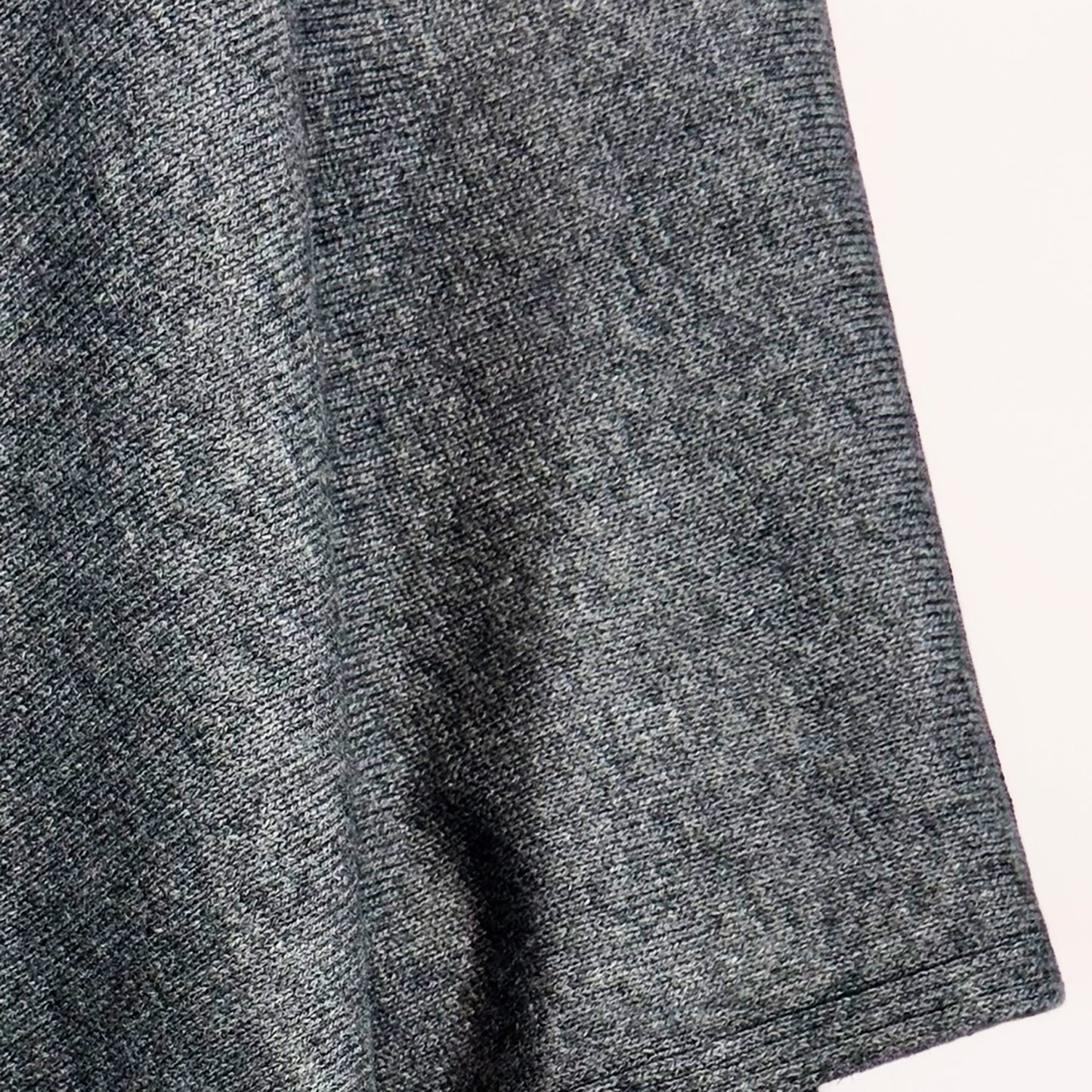 Poncho 100% Cachemire - Kashmir Luxe Authentique | Gris Élégant | Fabriqué en Inde | AKÅSA Biarritz