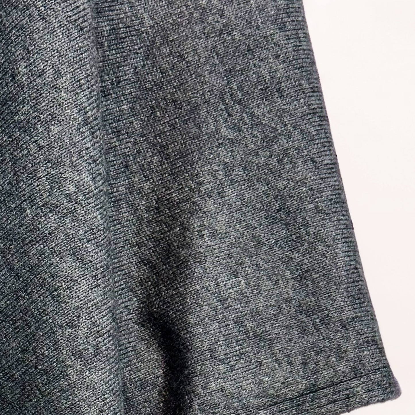 Poncho 100% Cachemire - Kashmir Luxe Authentique | Gris Élégant | Fabriqué en Inde | AKÅSA Biarritz