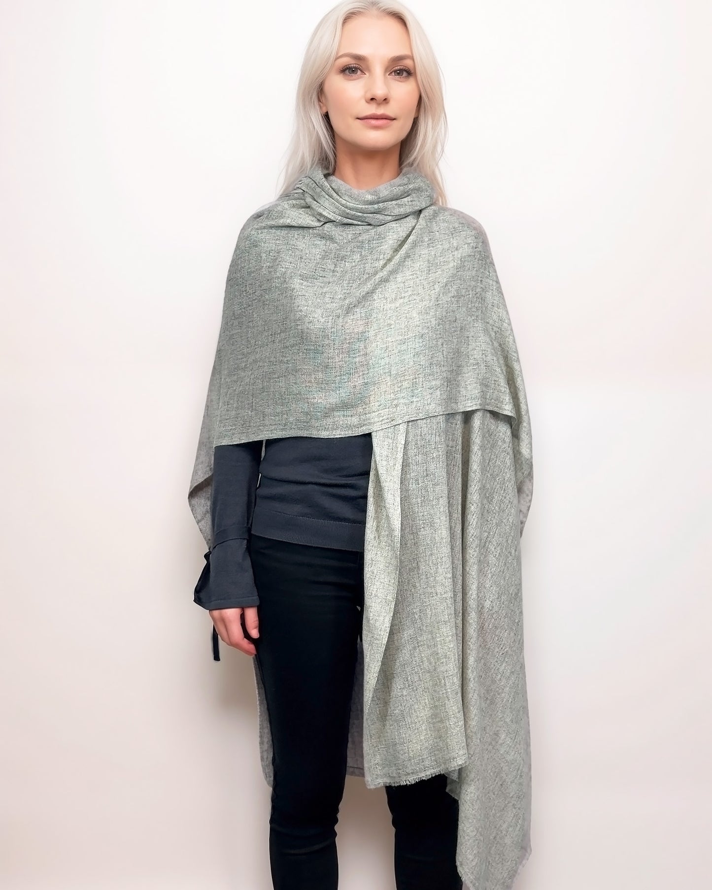 Écharpe en 100% Cachemire – Élégance et Confort (70cm x 2m) - Gris Clair