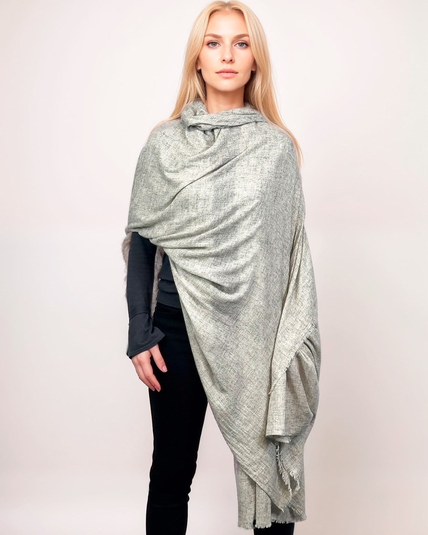 Écharpe en 100% Cachemire – Élégance et Confort (100cm x 220cm) - Gris Clair