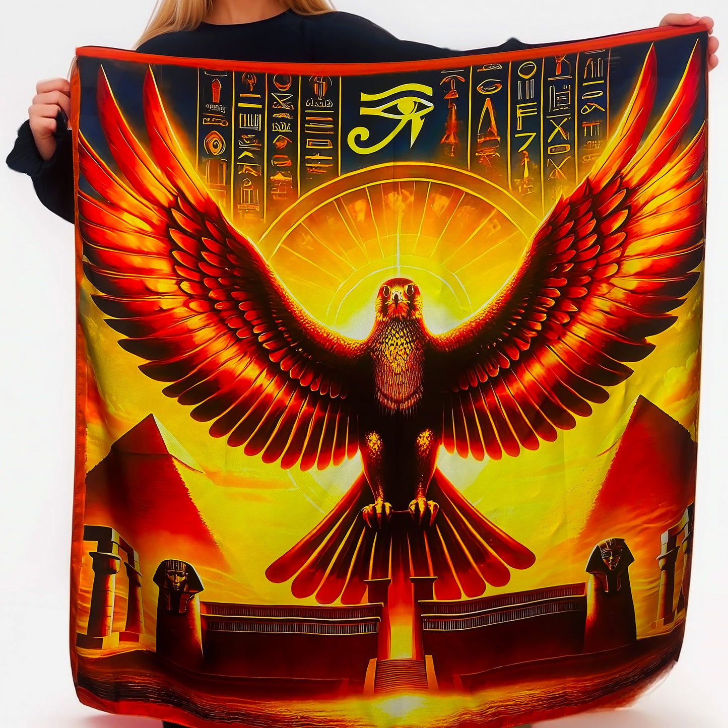 Horus: Vision du Ciel – 𓅃 (Ḥr) - Carré 88 en Sergé de Soie 16 Mommes