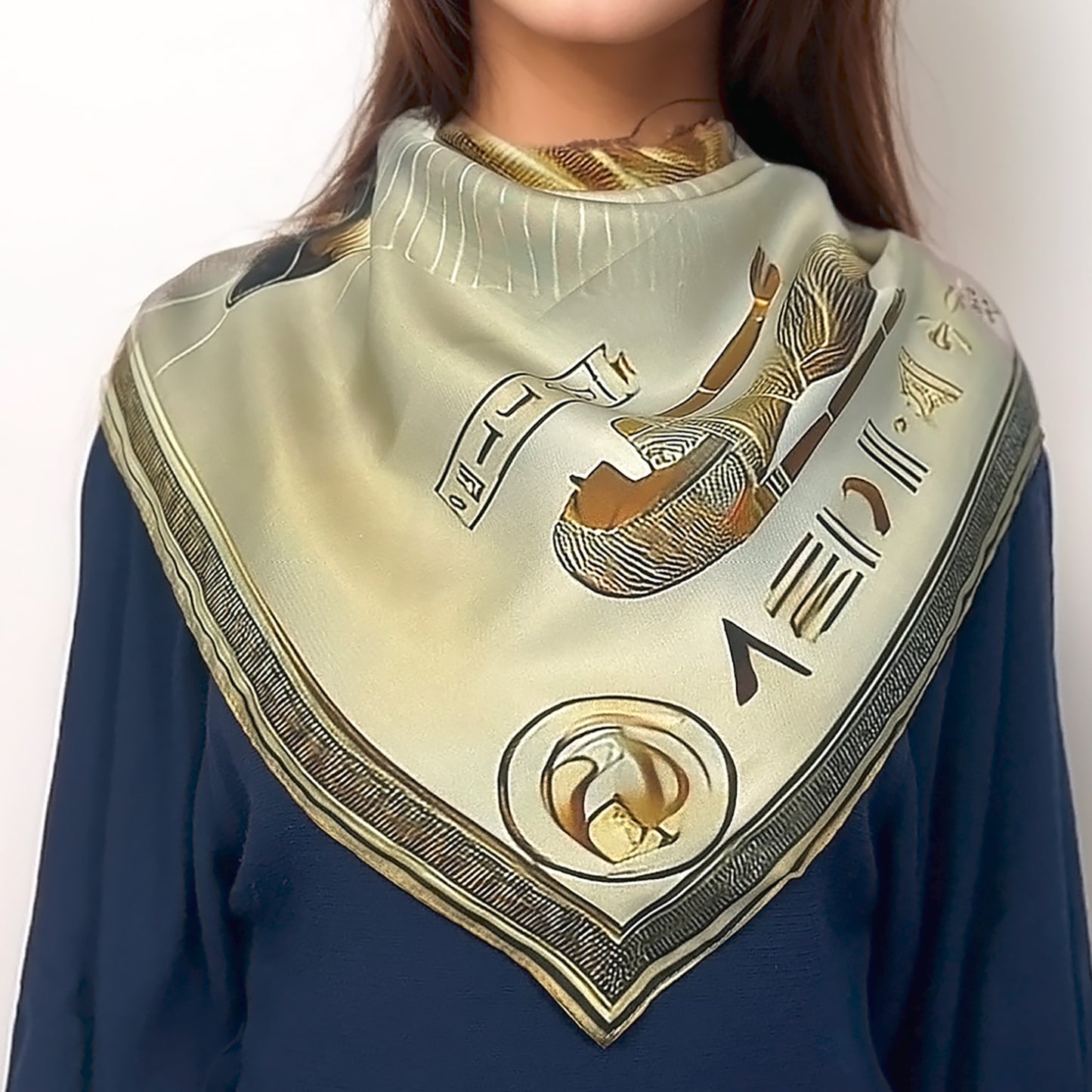 Sekhmet: Force Ardente – 𓋴𓐍𓏏 (Sḫmt) - Carré 88 en Sergé de Soie 16 Mommes