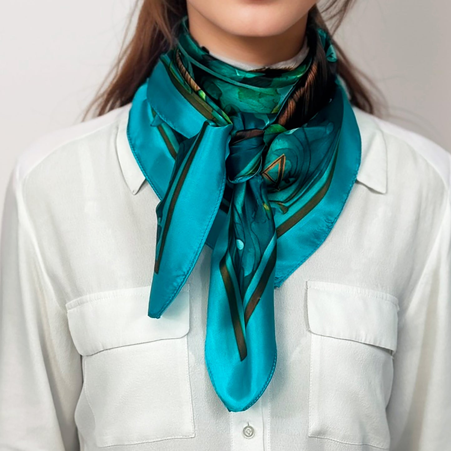 100% Silk Square – Maison AKÅSA Biarritz – ᏥᏯ – Tsiya – (La Loutre)