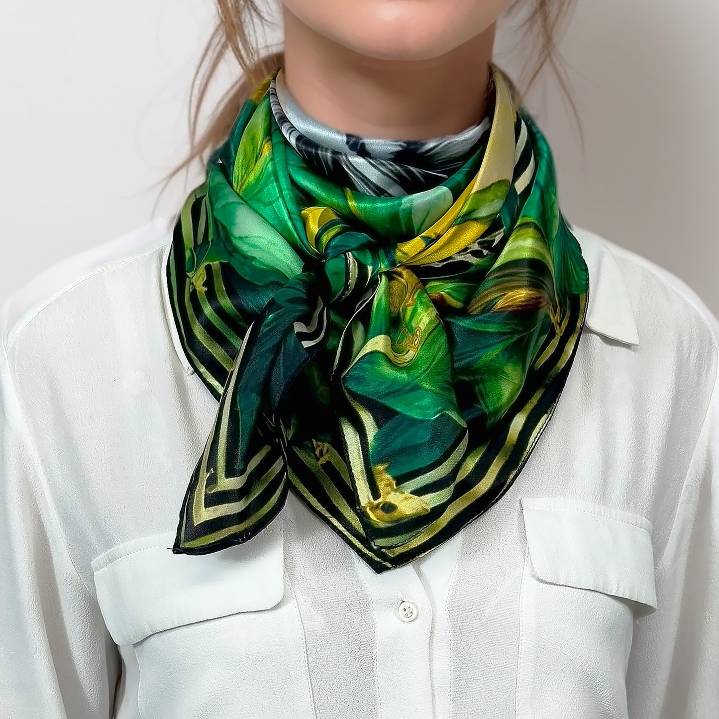100% Silk Square - Maison AKÅSA Biarritz - ᏩᏯ - Waya (The Wolf)