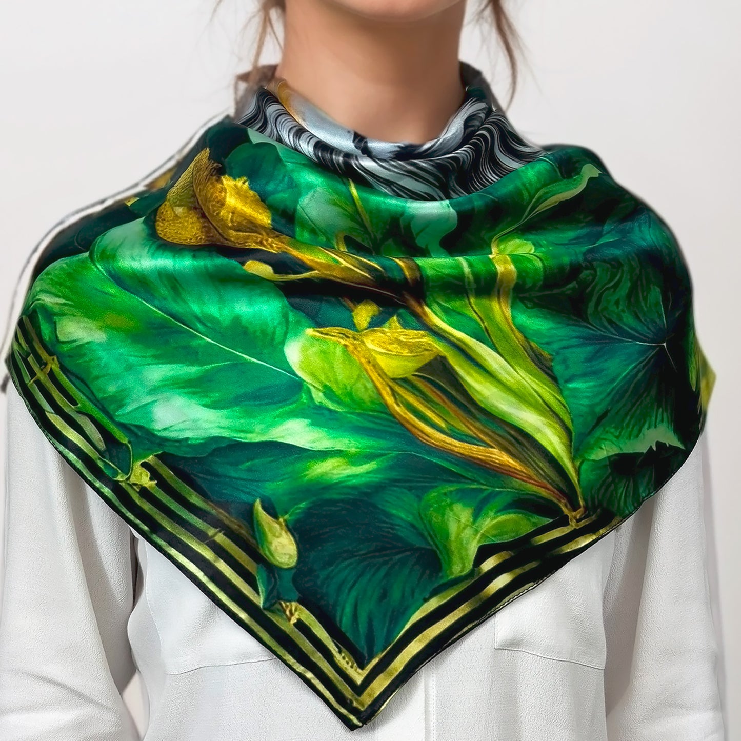 100% Silk Square - Maison AKÅSA Biarritz - ᏩᏯ - Waya (The Wolf)