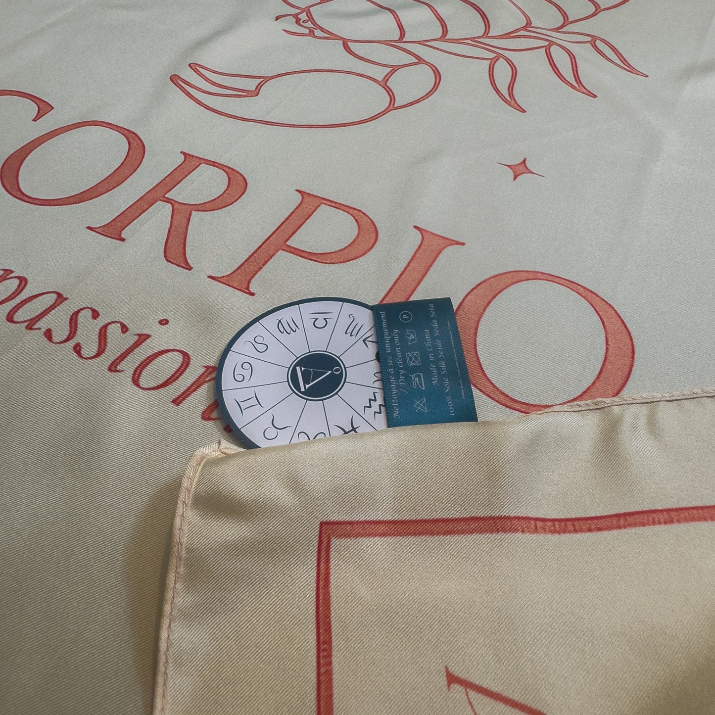 Carré de soie Scorpio – Blush Constellation 66 cm