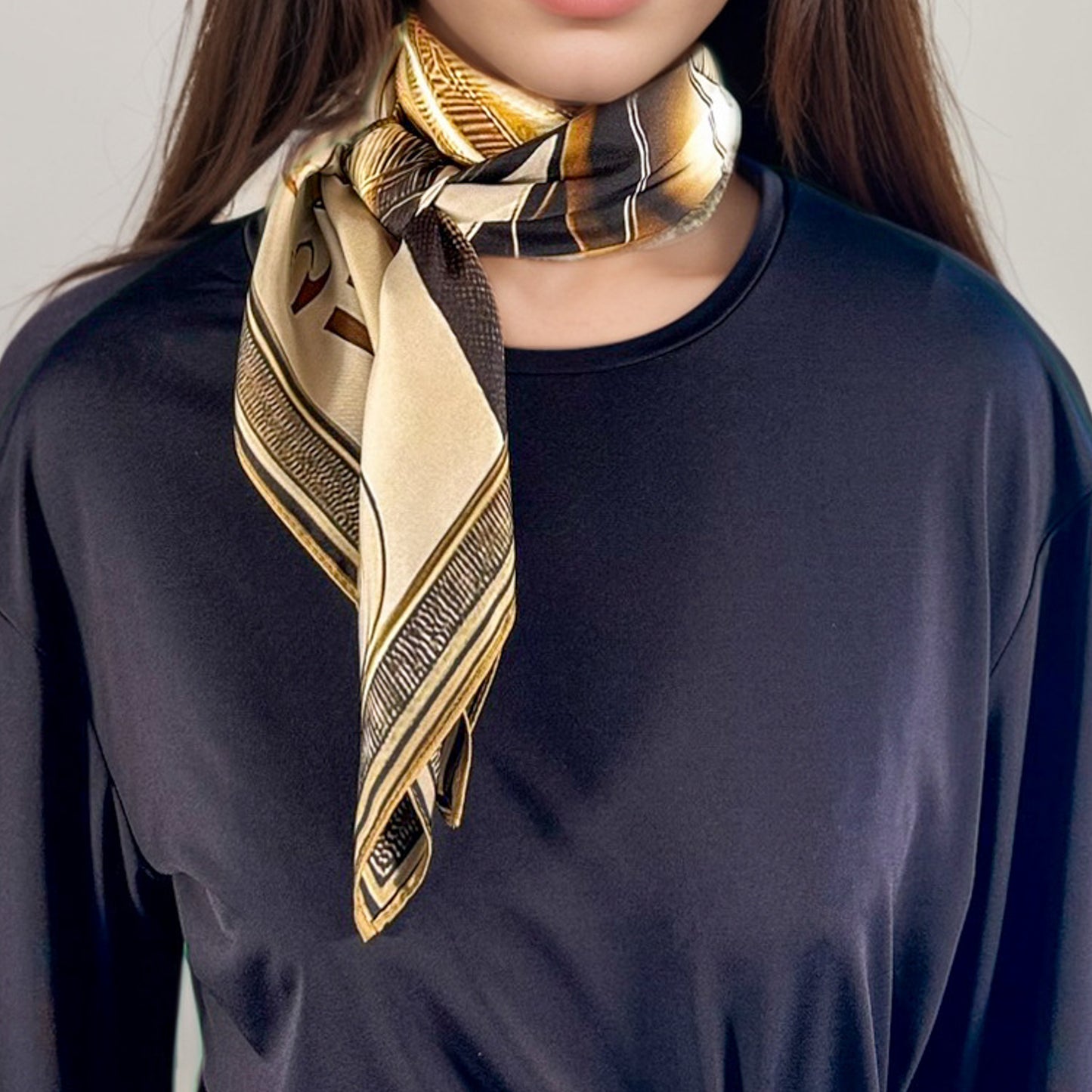 Carré 88 en Soie – Sekhmet : Force Ardente et Puissance Guerrière