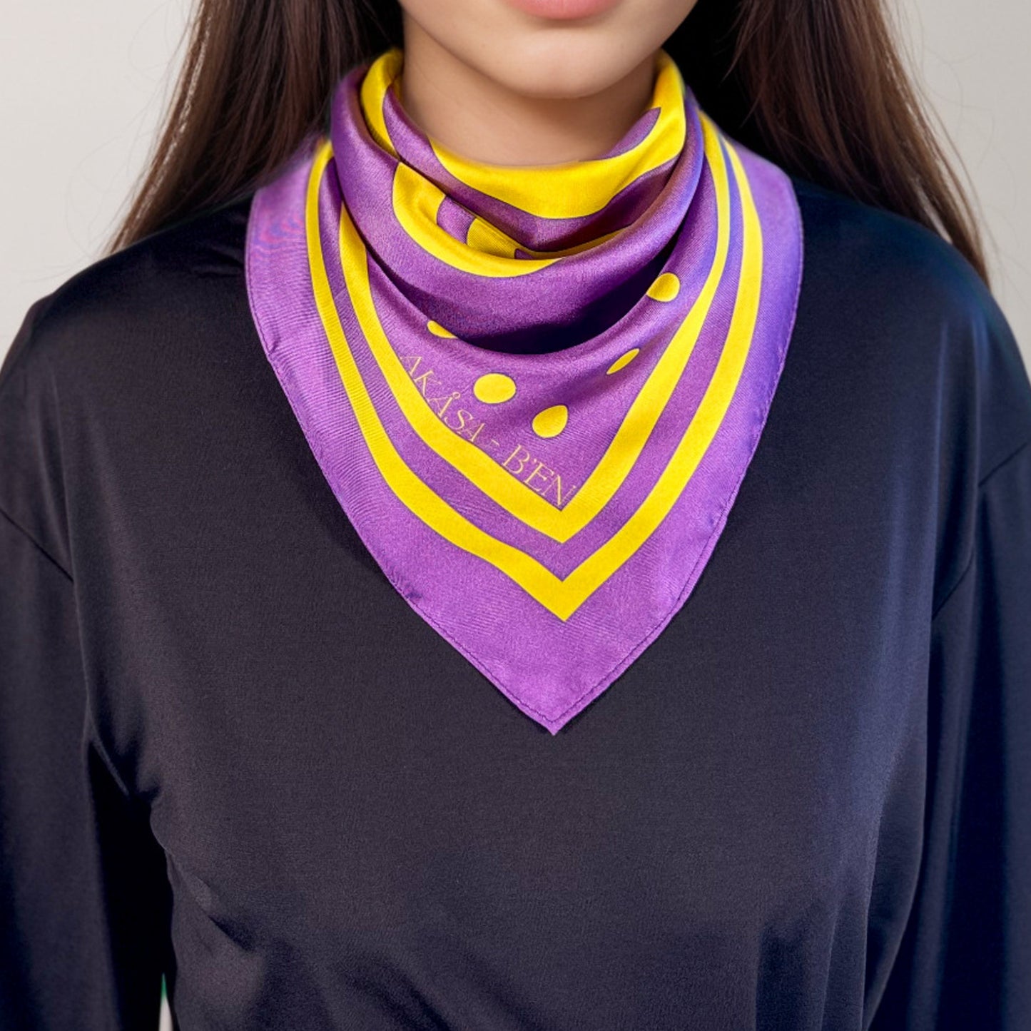 Carré de soie Maya Pop "B’en" – Pilier Intérieur