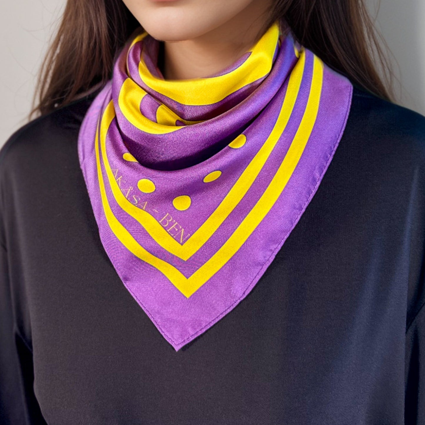 Carré de soie Maya Pop "B’en" – Pilier Intérieur