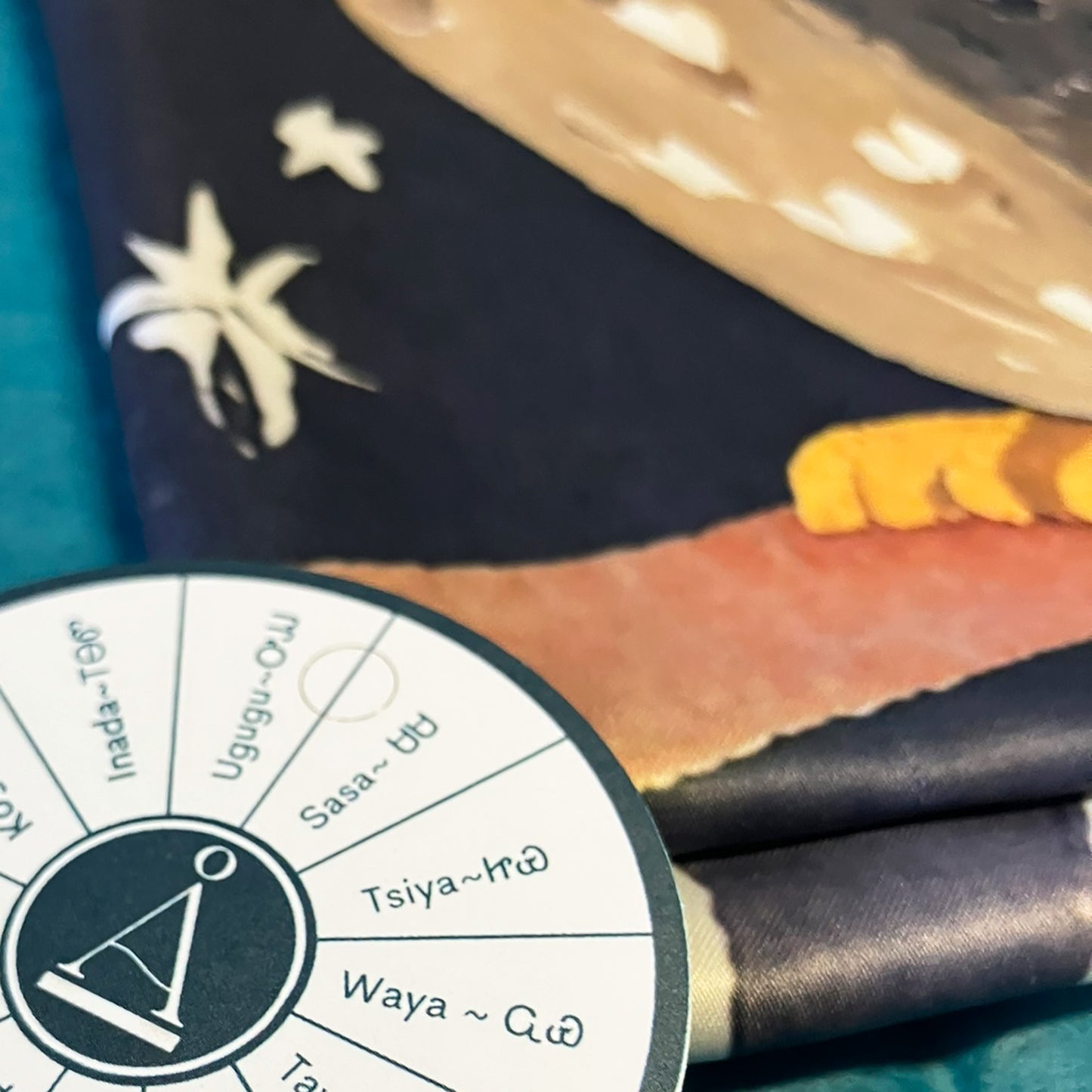 ᎤᎫᎫ (Ugugu) - Foulard Carré 66cm | Signe de la Chouette (23 Novembre - 21 Décembre) | Astrologie Amérindienne | AKÅSA Biarritz