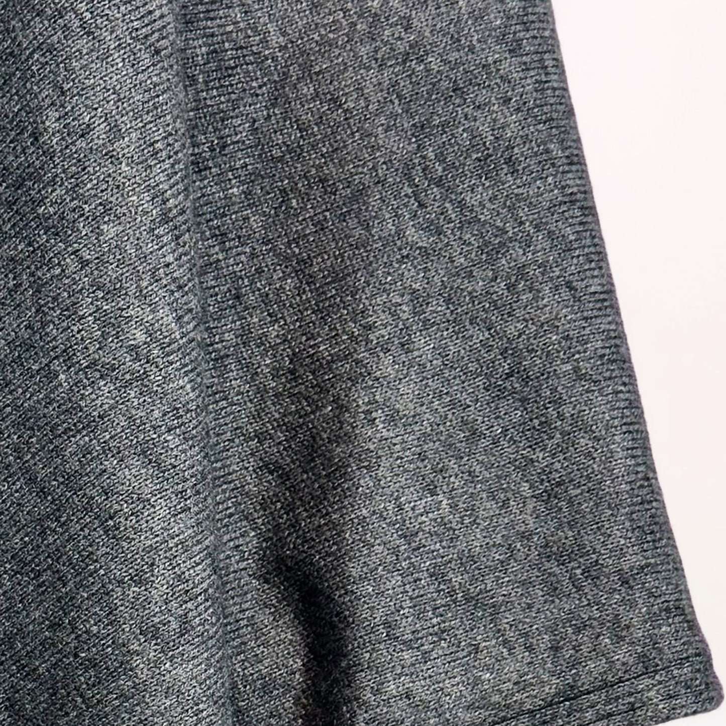 Poncho 100% Cachemire - Kashmir Luxe Authentique | Gris Élégant | Fabriqué en Inde | AKÅSA Biarritz
