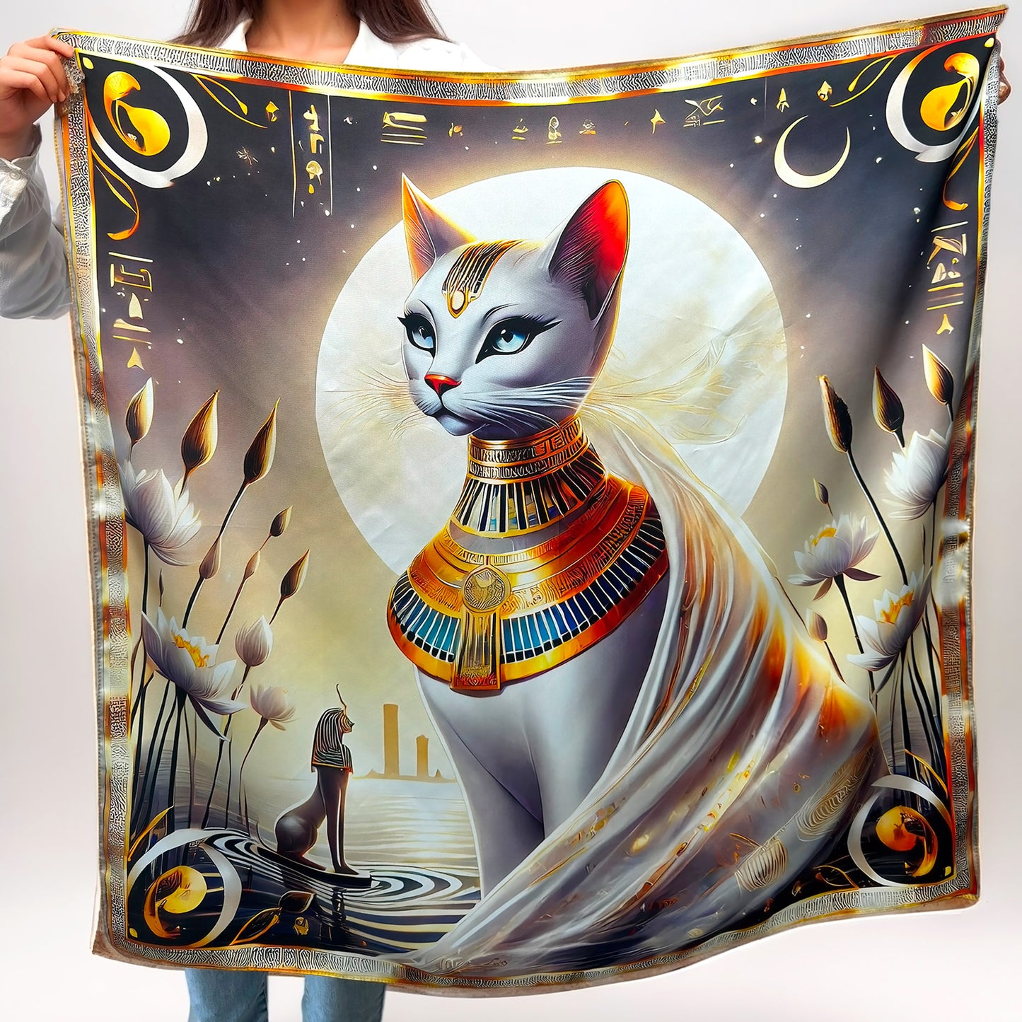 Bastet: Charme Mystérieux – 𓃛𓏏 (Bȝstt) - Carré  88  en Sergé  de Soie 16 Mommes