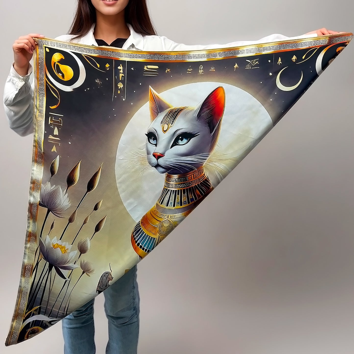 Bastet: Charme Mystérieux – 𓃛𓏏 (Bȝstt) - Carré  88  en Sergé  de Soie 16 Mommes