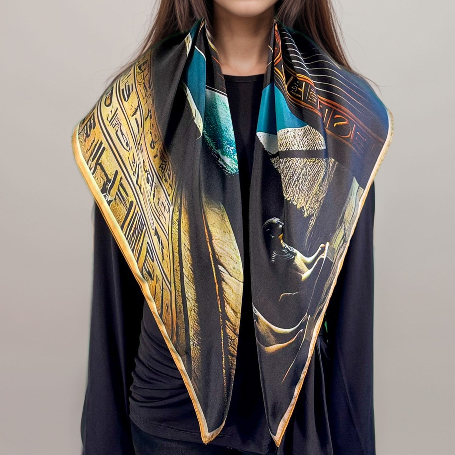 Carré 88 en Soie – Anubis : Mystères Cachés et Guide des Âmes